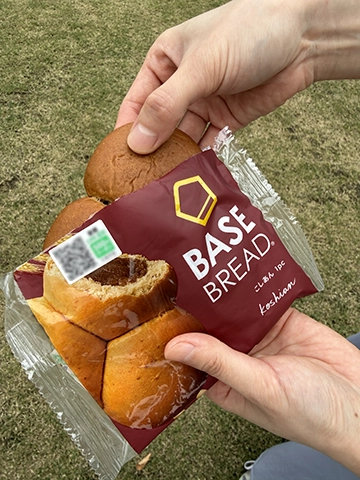 手に持ったBASE BREADこしあんと、パンの実物写真